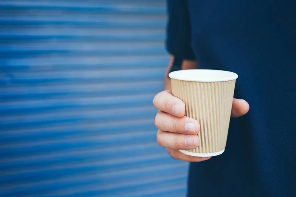 O homem está a beber café. Close up de mão com xícara de café — Fotografia de Stock