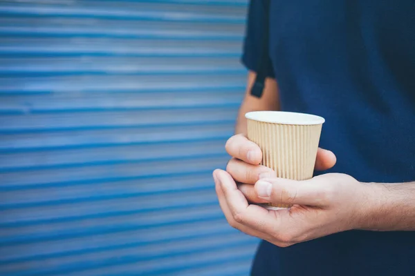 O homem está a beber café. Close up de mãos com xícara de café — Fotografia de Stock