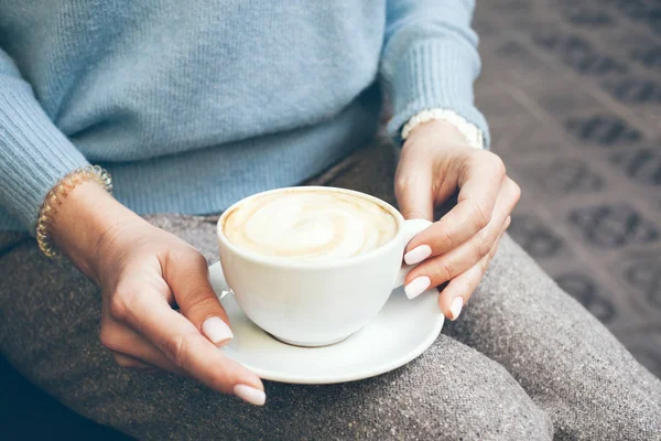 Pessoas Lazer Close Mãos Mulher Com Manicure Segurando Xícara Café — Fotografia de Stock