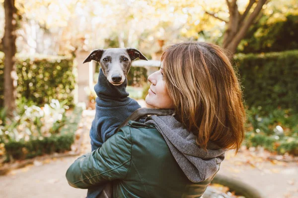 Joyeux Jeune Femme Avec Son Chien Italien Greyhound Animaux Domestiques — Photo