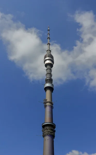 Televizní věž Ostankino po obloze — Stock fotografie