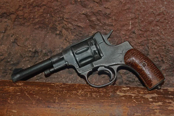 Vintage revolver op de grof achtergrond — Stockfoto