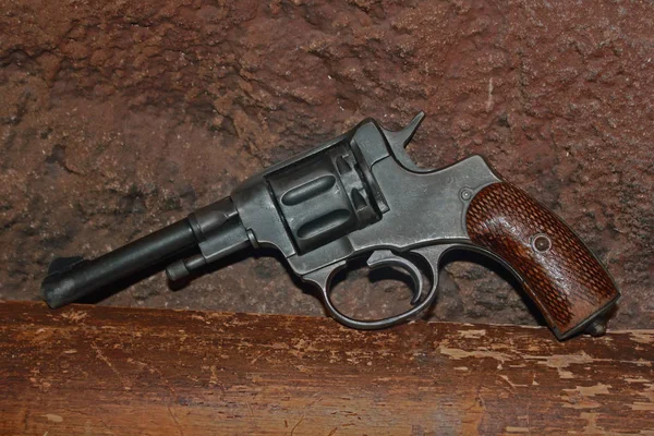 Vintage revolver na hrubé pozadí — Stock fotografie