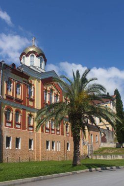 Gökyüzü üzerinde eski Ortodoks Manastırı