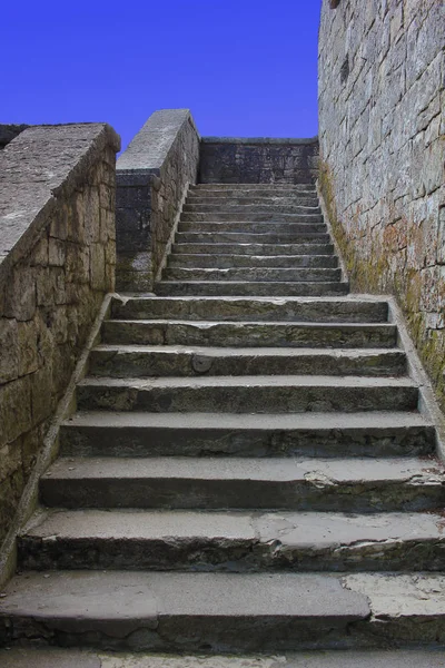 Kamienne schody w starożytnym zamku pionowe — Zdjęcie stockowe