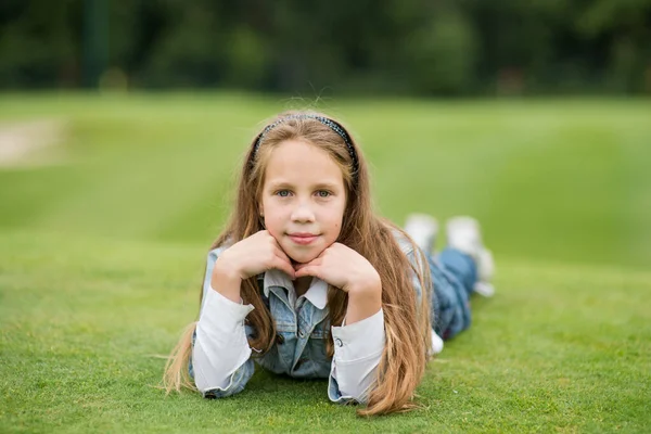 Mädchen Liegt Gras — Stockfoto