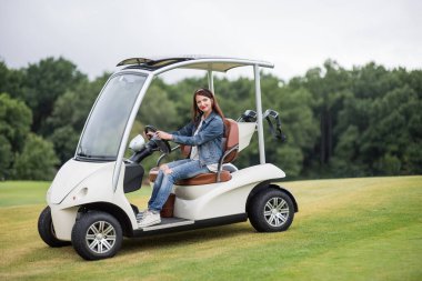 Golf arabasındaki kız.