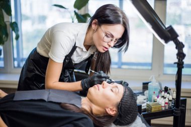 Güzelliğin efendisi kaşlarını kalıcı olarak düzeltir.