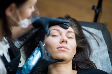 Güzelliğin efendisi kaşlarını kalıcı olarak düzeltir.