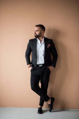 Siyah takım elbiseli adam.