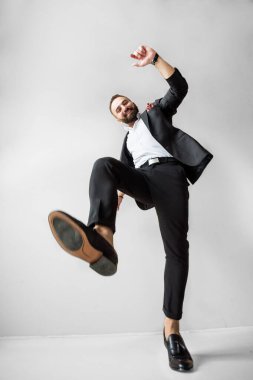 Siyah takım elbiseli adam.