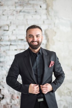 Siyah takım elbiseli bir adam.