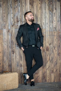 Siyah takım elbiseli bir adam.