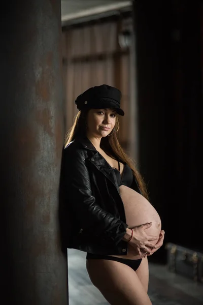 Těhotné Ženy Focení Tmavém Klíči Černým Koženým Kabátem Kloboukem — Stock fotografie