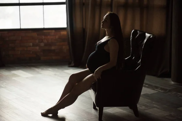 Profilo Donna Incinta Photoshoot Chiave Scura Sedersi Sulla Poltrona — Foto Stock