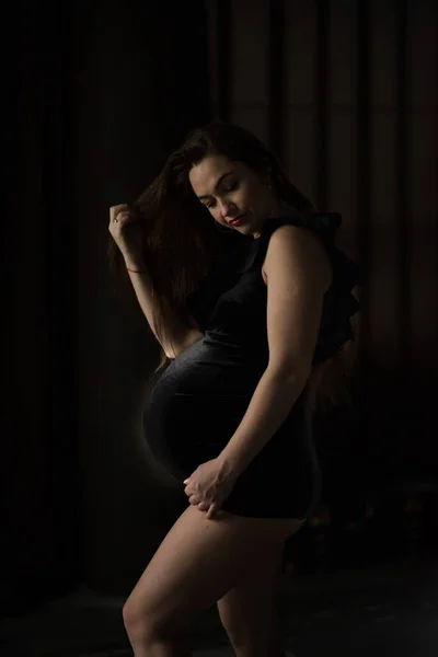 Kobiety Ciąży Sesja Zdjęciowa Ciemnym Kluczu — Zdjęcie stockowe