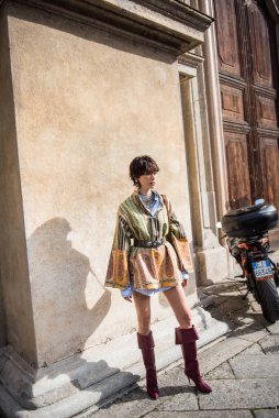 MILAN, İtalya: 21 Şubat 2020: Milan moda haftası boyunca MARNIi defilesinden önce moda blogger sokak tarzı kıyafet