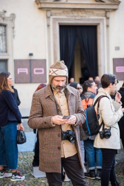 MILAN, İtalya: 21 Şubat 2020: Milan moda haftası boyunca MARNIi defilesinden önce moda blogger sokak tarzı kıyafet