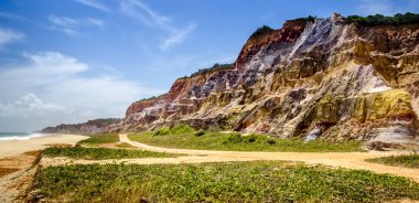 Brezilya. Alagoas devlet Gunga beach civarındaki kayalıklarla .