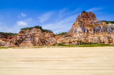 Brezilya. Alagoas devlet Gunga beach civarındaki kayalıklarla .