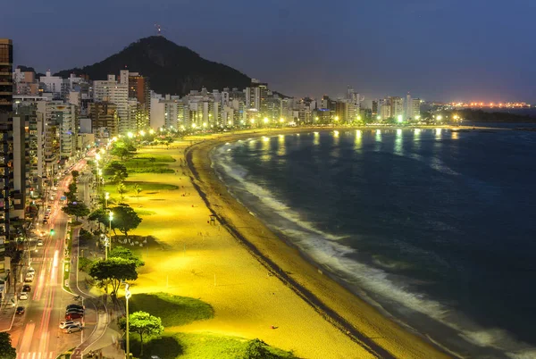 Vista nocturna de la playa de la Costa en Vila Velha, Espirito Santo, Brasil . — Foto de Stock