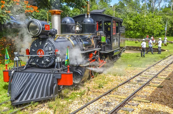 Tiradentes, Brezilya, 21 Şubat 2017; Retro tren eski Tiradentes, Minas Gerais, Brezilya turistik bir koloni Unesco Dünya Mirası şehir içinde sigara içebilir miyim.