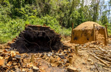Minas Gerais, Brezilya için okaliptüs çiftlikte kömür ocağı.
