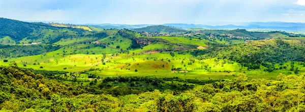 Kırlarda Minas Gerais, Brezilya devlet panoramik manzaralı.