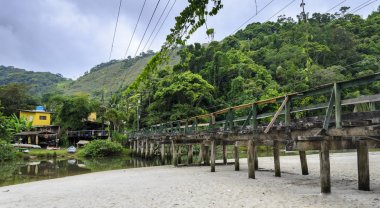 Eski köprünün kullanım için uygun olmayan bir durumda. Juquei, Sp, Brezilya.