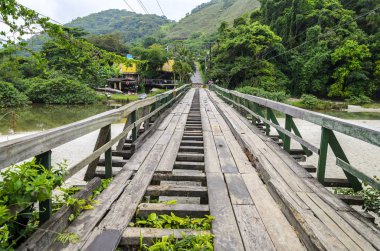 Eski köprünün kullanım için uygun olmayan bir durumda. Juquei, Sp, Brezilya.