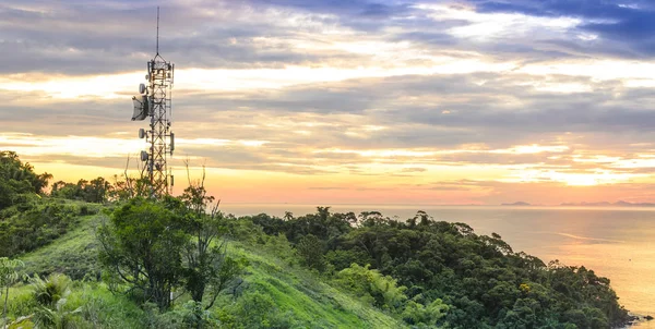 Telecomunicações Torres Rádio Com Céu Pôr Sol Segundo Plano Costa — Fotografia de Stock