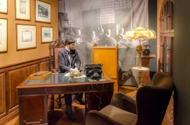 TORUN, POLAND 20 EYLÜL 2018: Polonya 'da 19. yüzyılın sonundan kalma ofis ekipmanları.