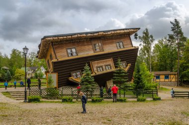 Szymbark, Polonya - 3 Ekim 2018; Szymbark Köyü 'nün baş aşağı evi.