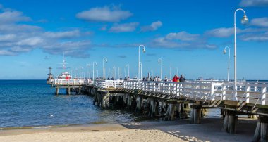 SOPOT PIER, POLAND: 26 Eylül 2018; Sıcak bir sonbahar öğleden sonrası boyunca Sofot Rıhtımı boyunca yürüyen turistler ve şehir sakinleri.