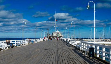 SOPOT PIER, POLAND: 26 Eylül 2018; Sıcak bir sonbahar öğleden sonrası boyunca Sofot Rıhtımı boyunca yürüyen turistler ve şehir sakinleri.