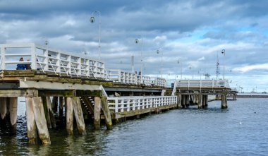 Polonya 'da sonbahar yürüyüşleri. Sopot Rıhtımı 'nın alt katı doğuda..