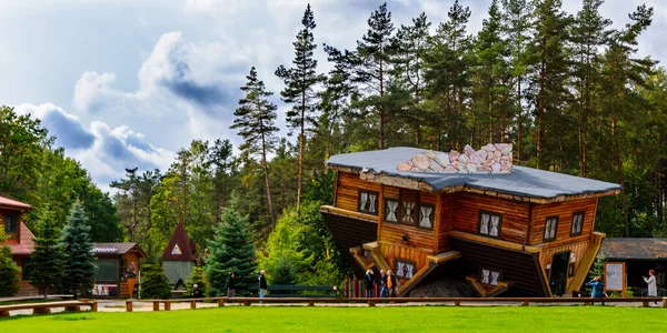 Szymbark Polen Oktober 2018 Ondersteboven Huis Het Dorp Szymbark Rechtenvrije Stockfoto's