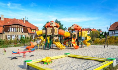 Şehrin ortasında modern halk oyun parkı.