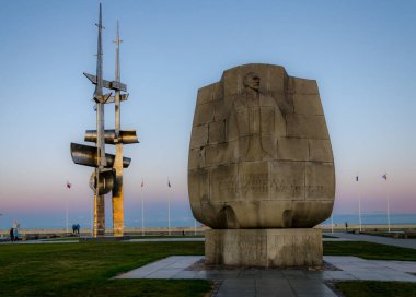 GDYNIA, POLAND 24 Eylül 2018: Yelkenliler Anıtı ve Joseph Conrad Gdynia 'da. Polonya 'da turistik yerler.