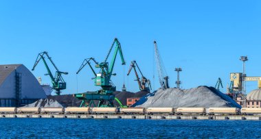 Polonya, Gdynia 'da bir kömür limanında vinç ve kömür yığınları.