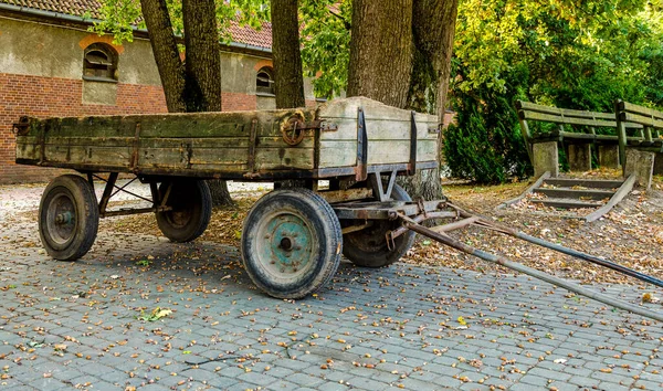 马场用的破烂不堪的四轮草车 — 图库照片