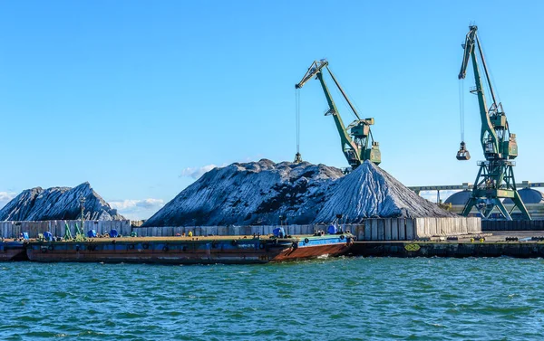 Polonya, Gdynia 'da bir kömür limanında vinç ve kömür yığınları.