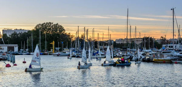 Gdynia Polska Wrzesień 2018 Młodzi Żeglarze Szkole Żeglarskiej Wracają Zajęć — Zdjęcie stockowe