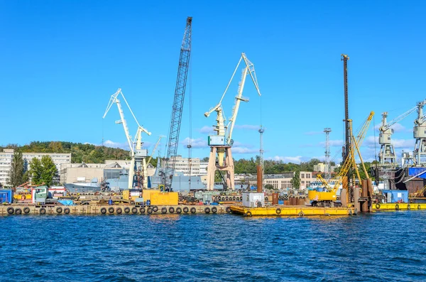 Tersanede turnalar, Gdynia Limanı, Polonya.