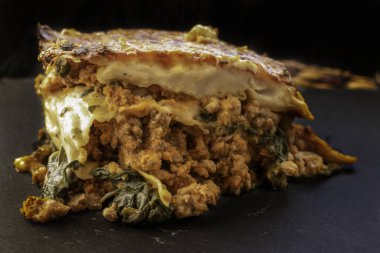 Bir parça et lazanya ve fırında ıspanak.