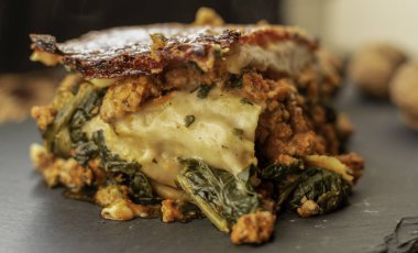 Bir parça et lazanya ve fırında ıspanak.