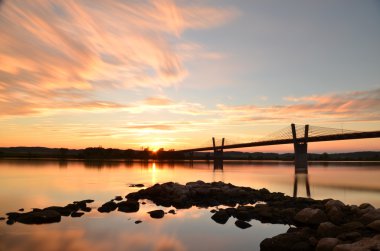 güzel günbatımı, Kwidzyn Kuzey Polonya Vistula Nehri üzerinde köprü görünümü
