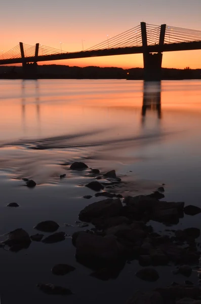 Schilderachtige zonsondergang, uitzicht op de brug over de Vistula rivier in de buurt van Kwidzyn in het noorden van Polen — Stockfoto