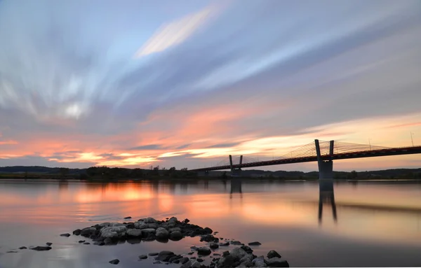 Pittoreska solnedgång, syn på bron över floden Vistula i närheten Kwidzyn i norra Polen — Stockfoto