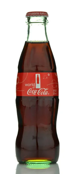 Butelka Coca-Coli oryginalny drink na białym tle na białym tle — Zdjęcie stockowe